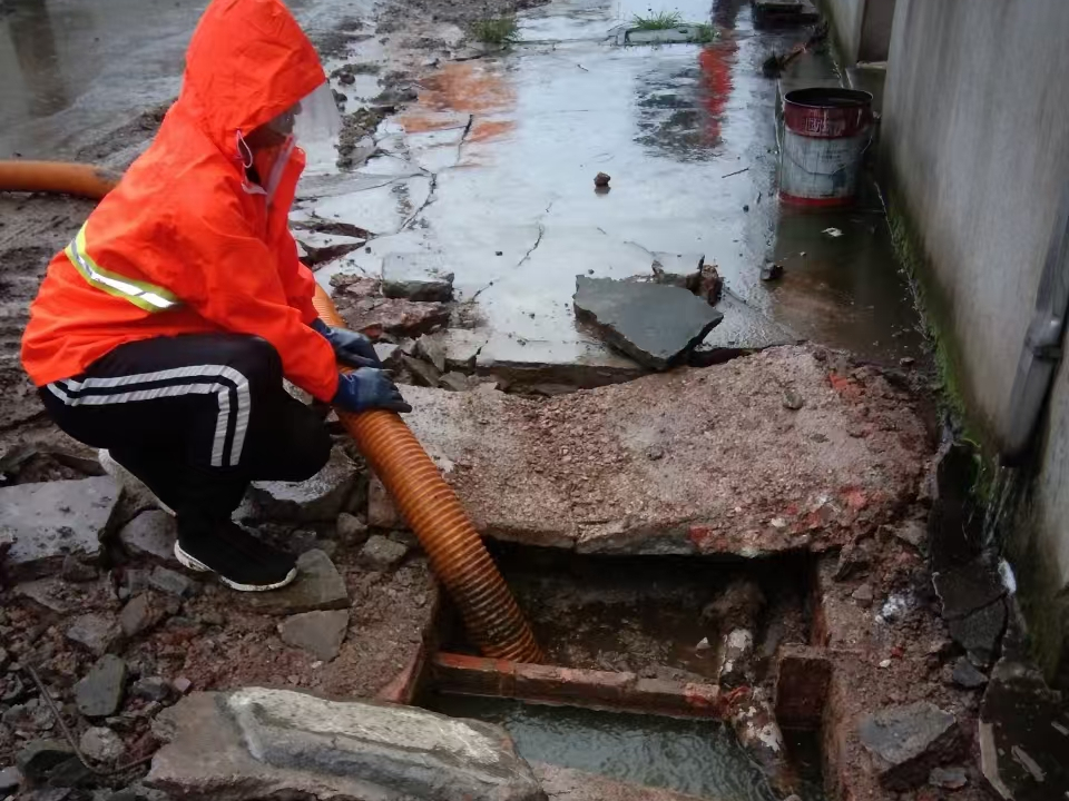 贵州专业清理污水池 炜誉市政以规范流程守护城市 “肠道”