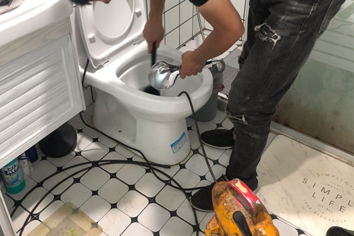 贵州马桶堵塞自己疏通还是找师傅？专业上门服务让你省时更省心